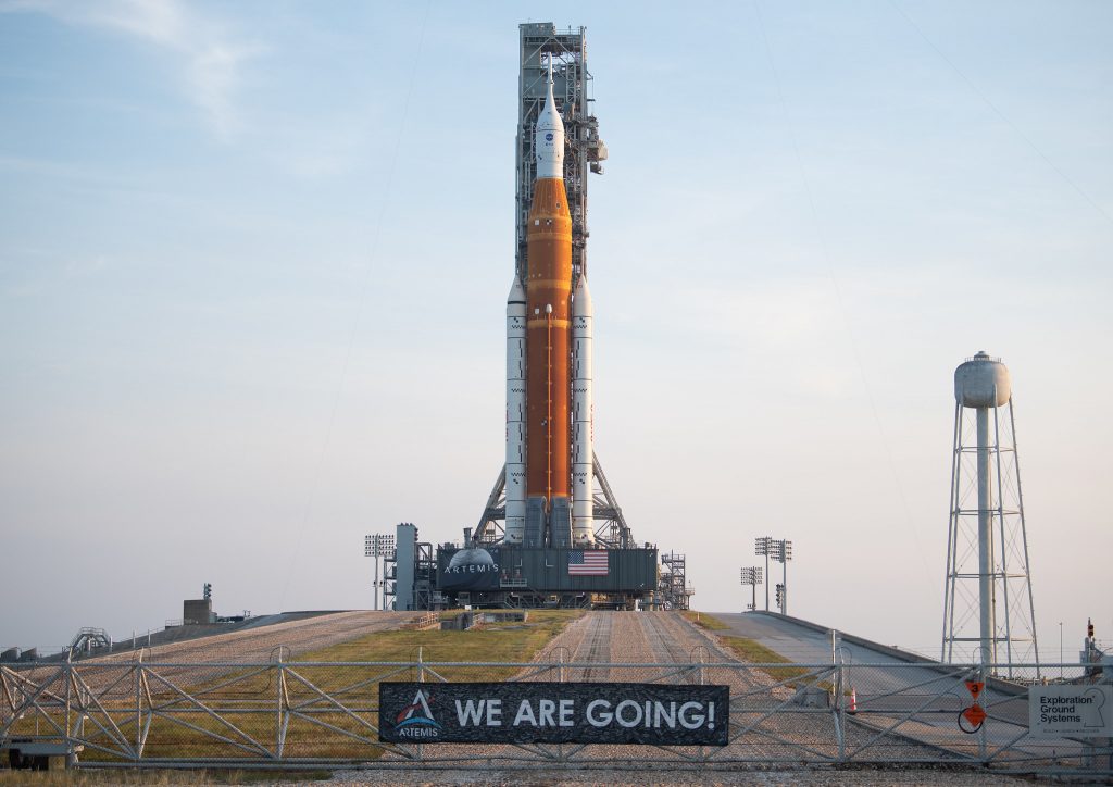 NASA アルテミス1号ミッション用ロケット「SLS」初号機が発射台に到着 8月29日打ち上げ予定
